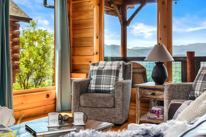 The Highview Lodge | Panoramic Views & Hot Tub - Cabins for Rent