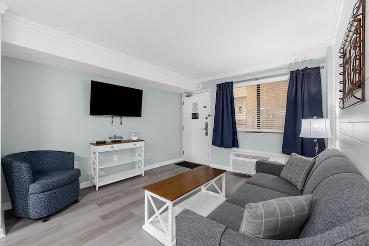 在海滩度过一天后，您可以放松身心，观看您最喜爱的电视节目。