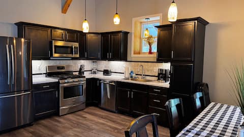 Country Farmhouse | Large Parking 4 bed/2 bath