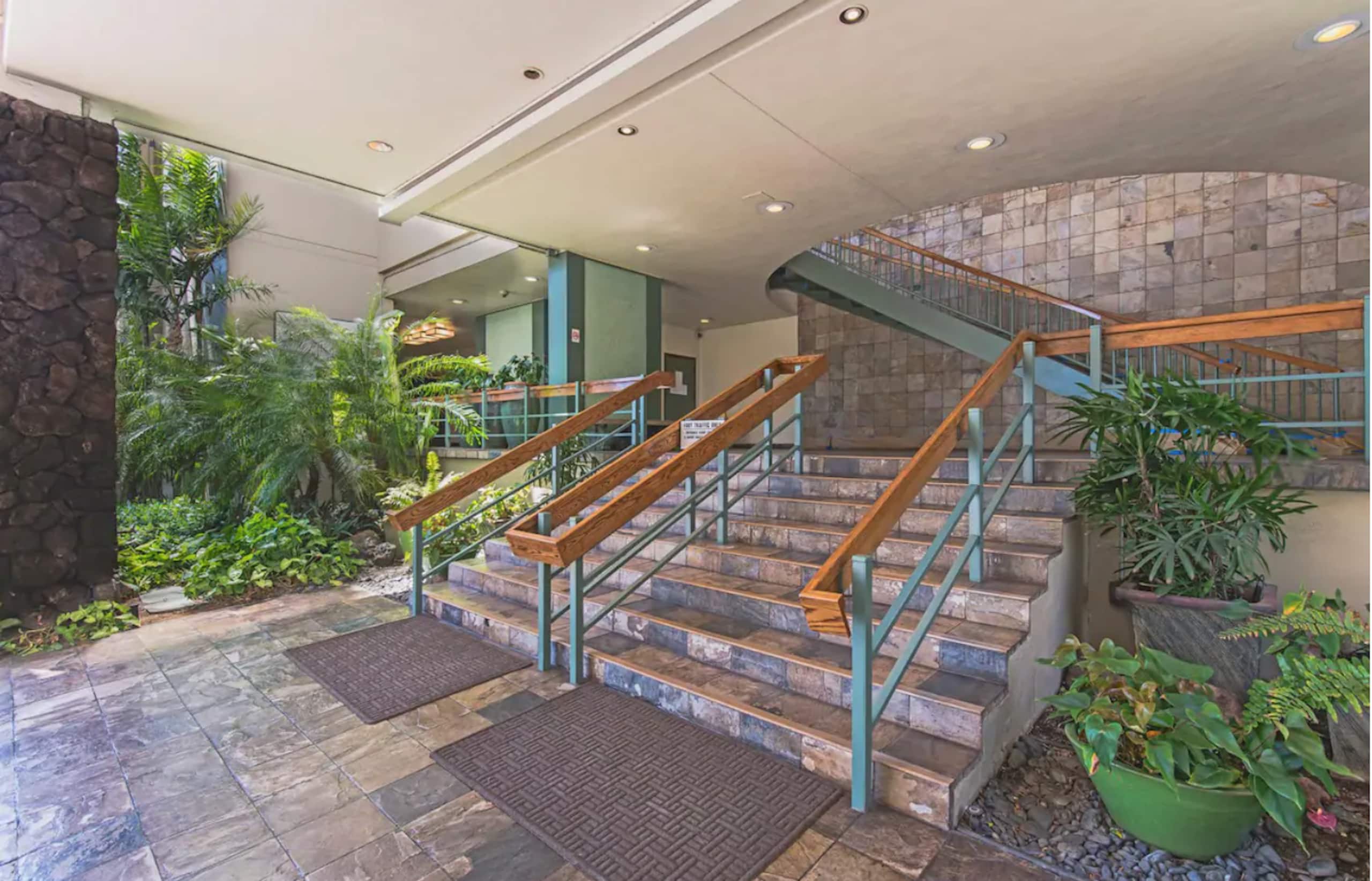 Condo in Honolulu · ★4.79 · Studio · 1 bed · 1 private bath - Image 18