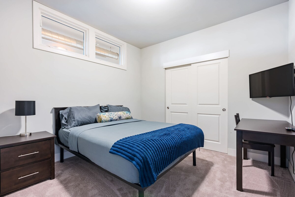 Двойни легла, достатъчно място за съхранение на дрехи и обособено работно пространство. 