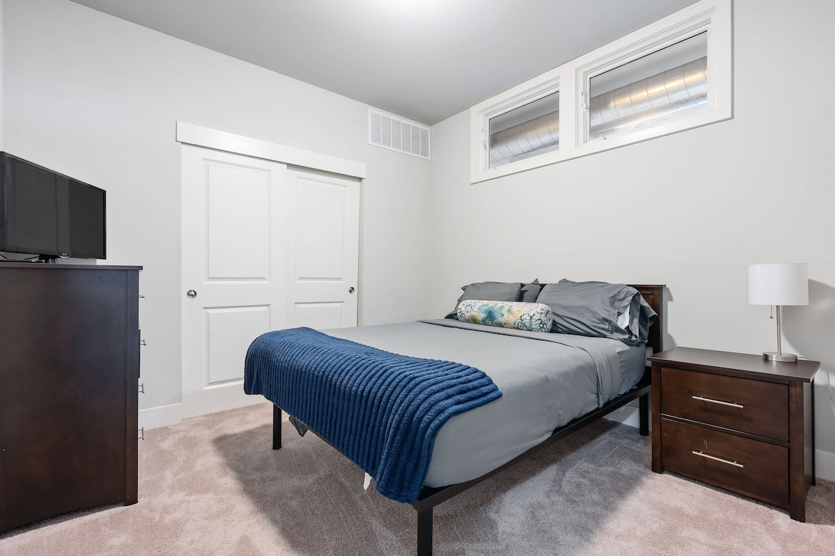 Двойни легла, достатъчно място за съхранение и смарт телевизор, готови за всичките ви услуги за стрийминг. 