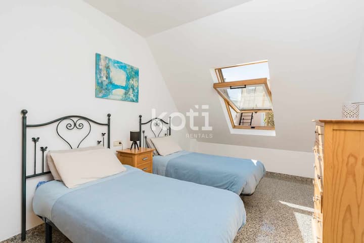 Een veelzijdige ruimte met twee configureerbare eenpersoonsbedden, een ladekast en een aangename ingang van natuurlijk licht van het plafond.