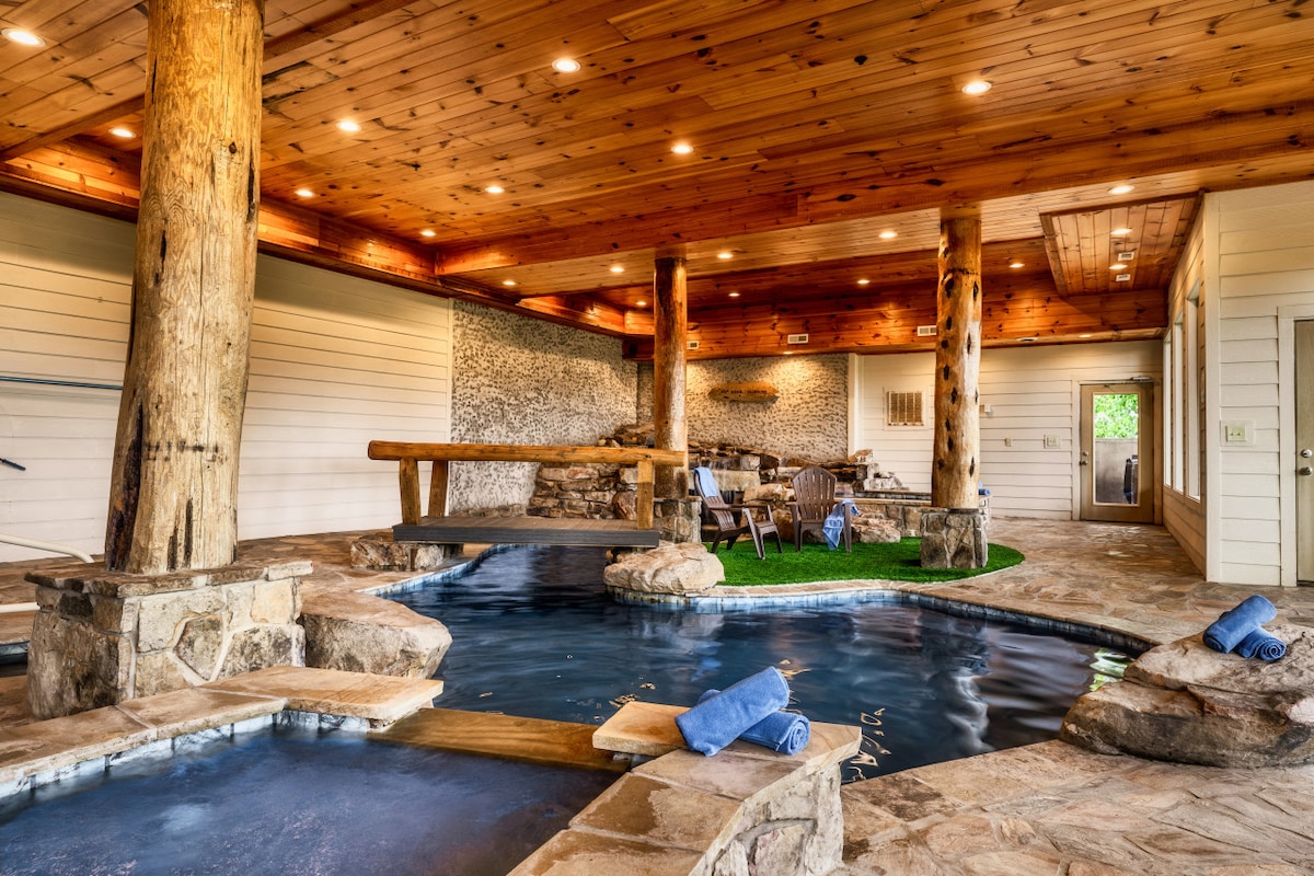 Mtn Lodge • Indoor Pool & Hot Tub + Fire Pit - Cabins for Rent in