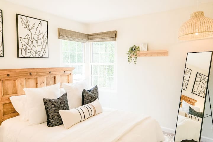 Cozy up in comfort! Our queen bed invites you to relax and unwind in style during your stay. ✨