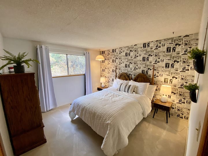 Hollinshead - Orchard District, Amazing Yard Next To Park W/daylight Basement W/billiards - Bend, OR