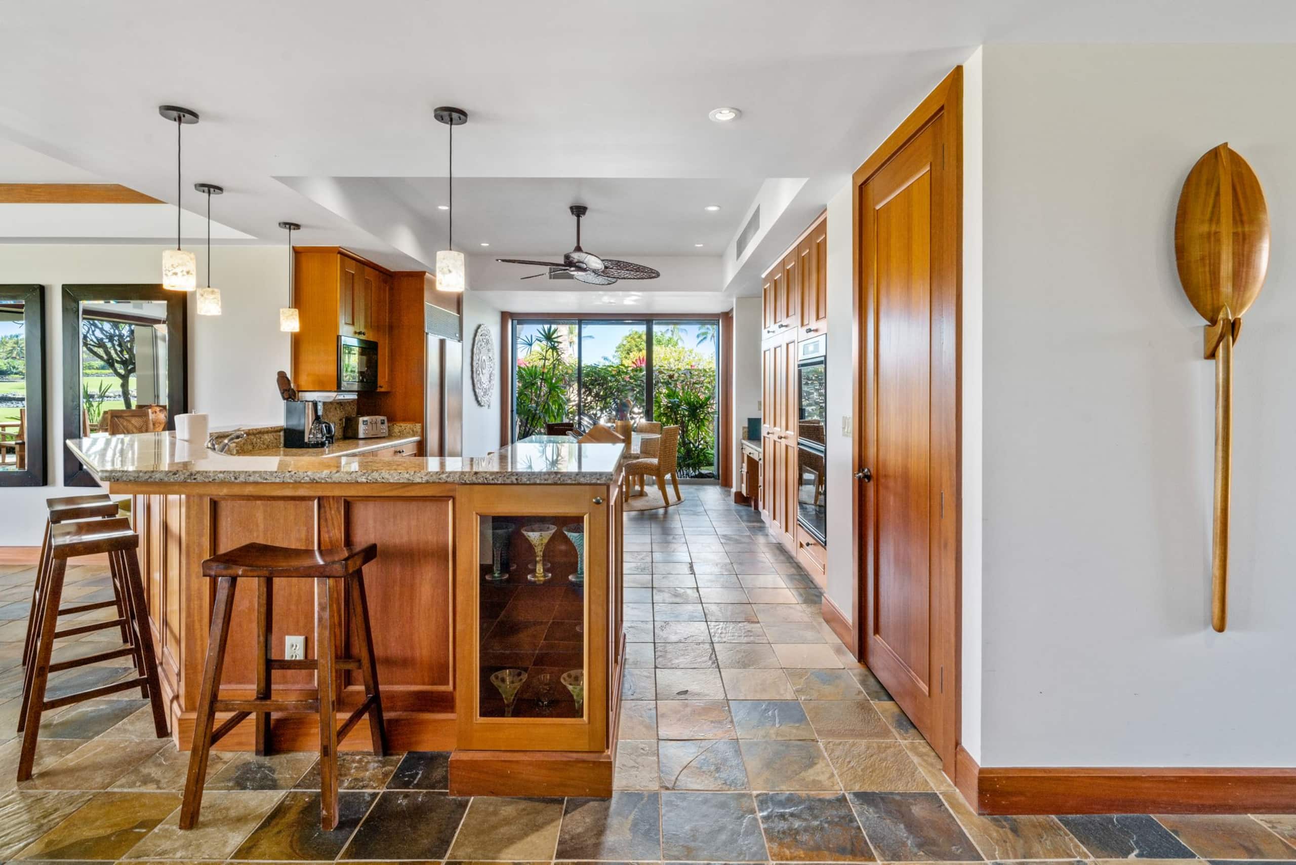 Condo in Kailua-Kona · ★4.83 · 3 bedrooms · 4 beds · 3.5 baths - Image 13