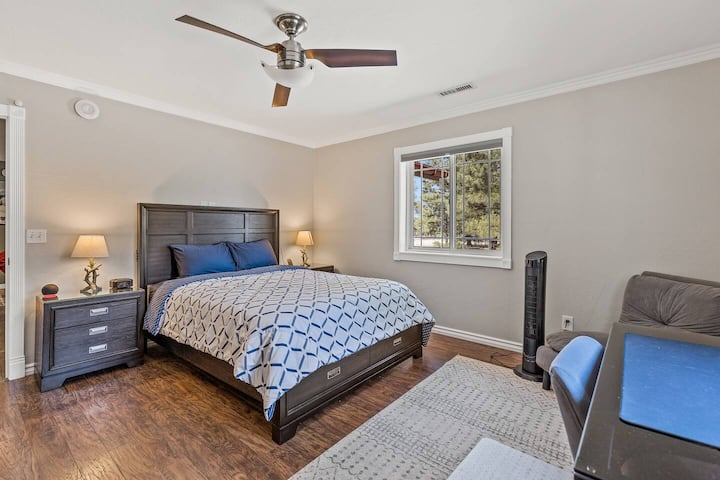 主卧套房就在客厅旁边。  
超级舒适的标准双人床尺寸的记忆泡沫床垫。 

这间客房配备了床头柜手机充电器、USB端口和Alexa ！