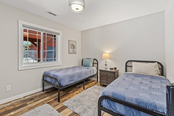 4号卧室宽敞的卧室，配备2张双人床、舒适的复合弹簧床垫和记忆泡沫床垫。 
充足的存储空间、额外的毯子、USB端口、Alexa和美丽的后院景观！