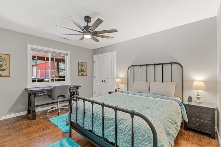 3号卧室，也称为麦迪逊房间。  毗邻2号卧室， 2号浴室旁边。 

舒适的标准双人记忆泡沫床垫-专用工作空间，可欣赏令人惊叹的后院景观。
配备床头柜手机充电器和Alexa。
