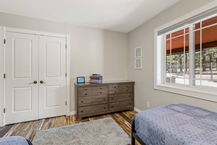 4号卧室宽敞的卧室，配备2张双人床、舒适的复合弹簧床垫和记忆泡沫床垫。 

有足够的存储空间、额外的毯子、USB端口、Alexa和美丽的后院景观！