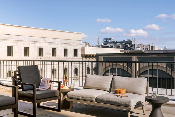 Sonder Penny Lane | 2BR w/ Two Balconies gallery image 3