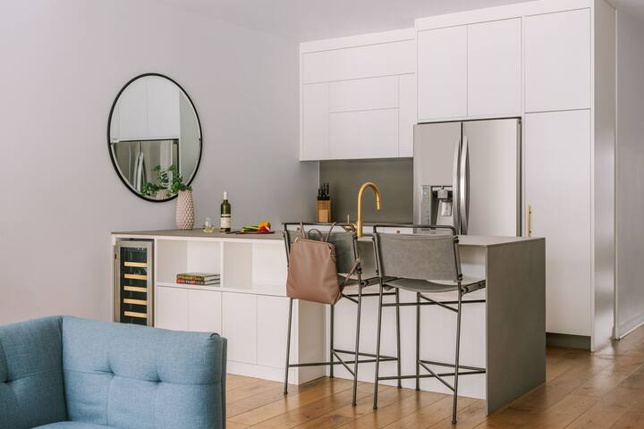 Sonder Penny Lane | 3BR Apartment w/ Balcony gallery image 2