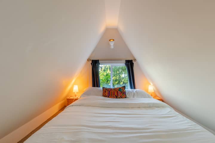 Спалната соба 2 има цел кревет.