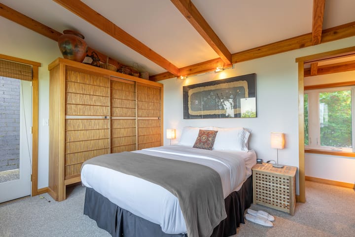 Главната спална соба има брачен кревет (широк 150-179 см).