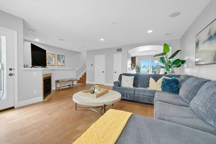 Contemporary San Diego 4BD Getaway!