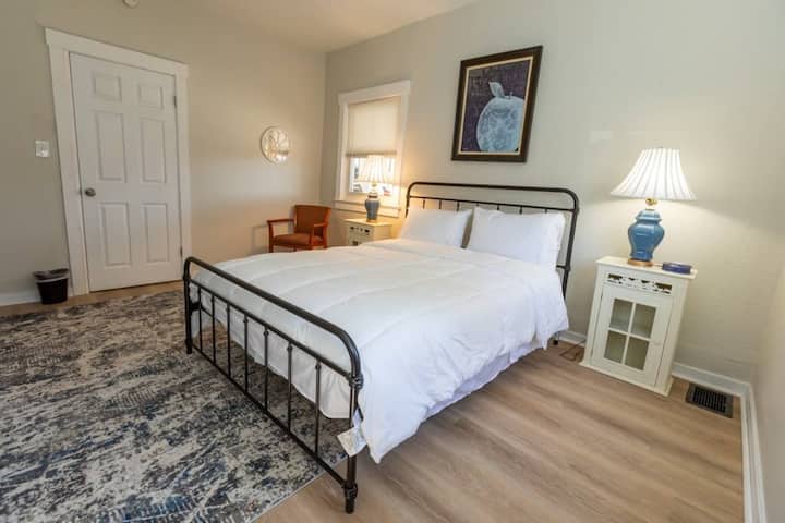 Updated & Comfy Bungalow With Parking! Easy Access - Pennsylvania