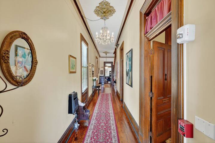 Haunted Marigny Mansion- 9 bedrooms! gallery image 3