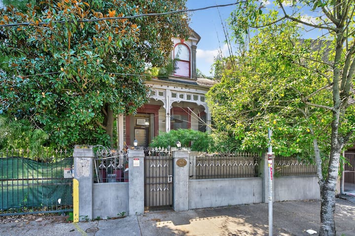 Haunted Marigny Mansion- 9 bedrooms!