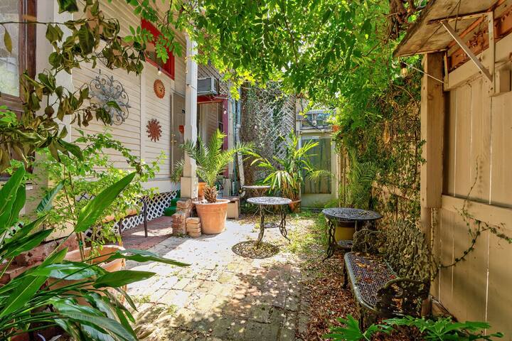 Haunted Marigny Mansion- 9 bedrooms! gallery image 4