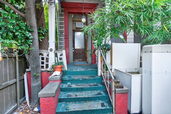 Haunted Marigny Mansion- 9 bedrooms! gallery image 2