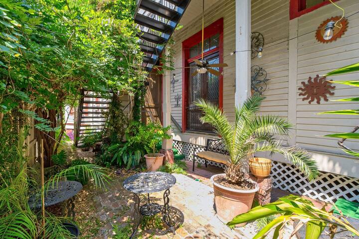 Haunted Marigny Mansion- 9 bedrooms! gallery image 5