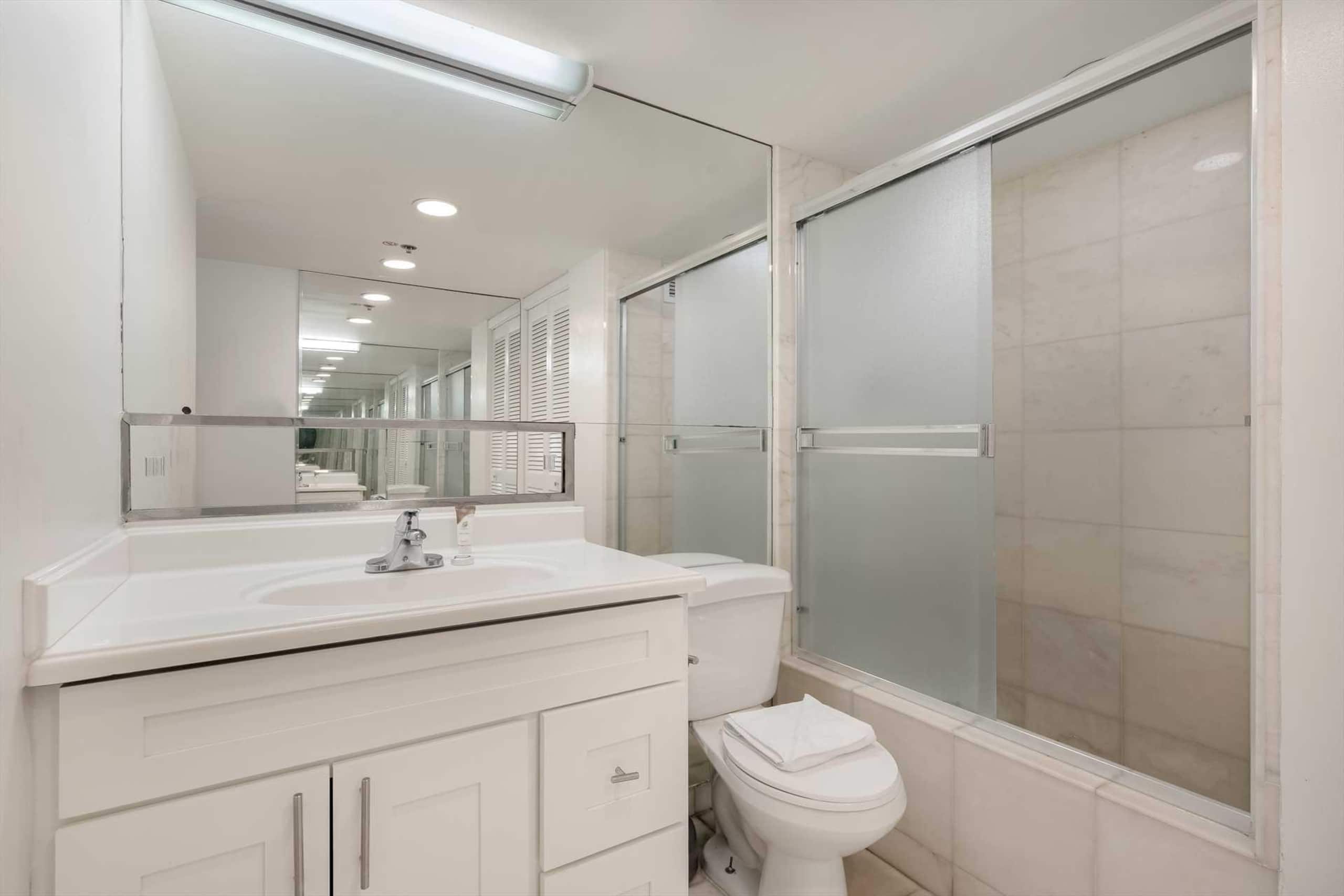Condo in Honolulu · ★4.55 · 2 bedrooms · 4 beds · 2 private baths - Image 25