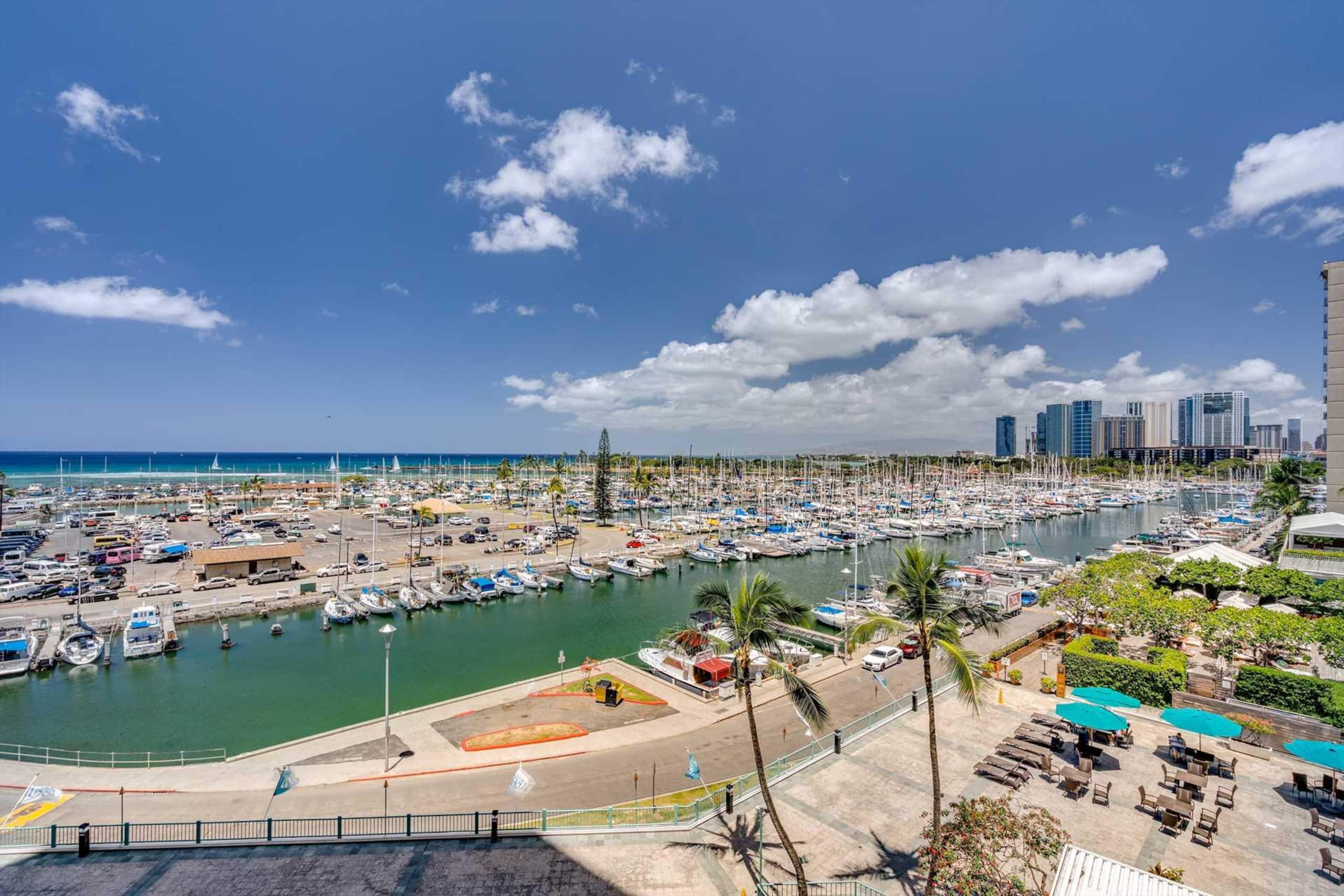 Condo in Honolulu · ★4.55 · 2 bedrooms · 4 beds · 2 private baths - Image 4