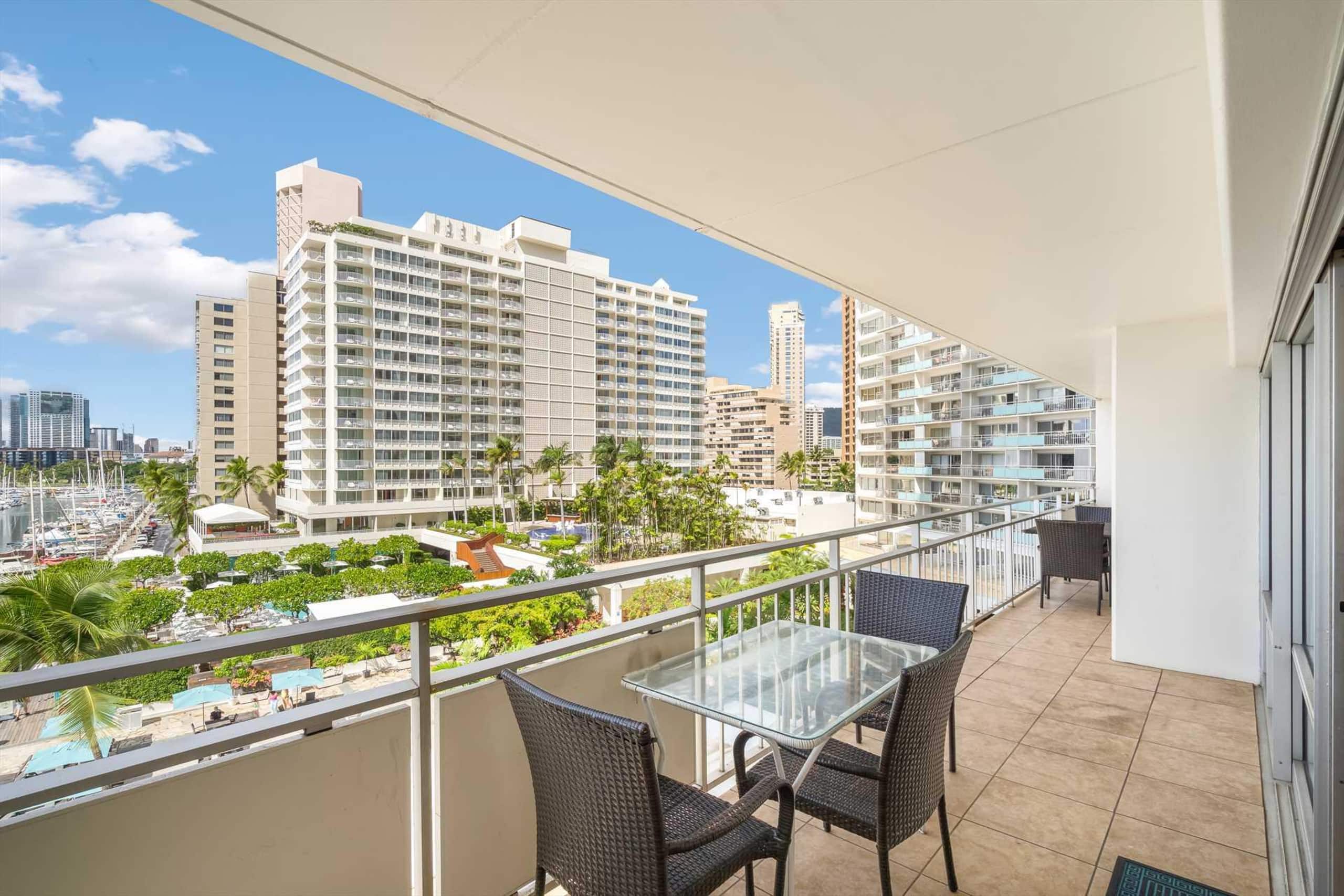 Condo in Honolulu · ★4.55 · 2 bedrooms · 4 beds · 2 private baths - Image 27