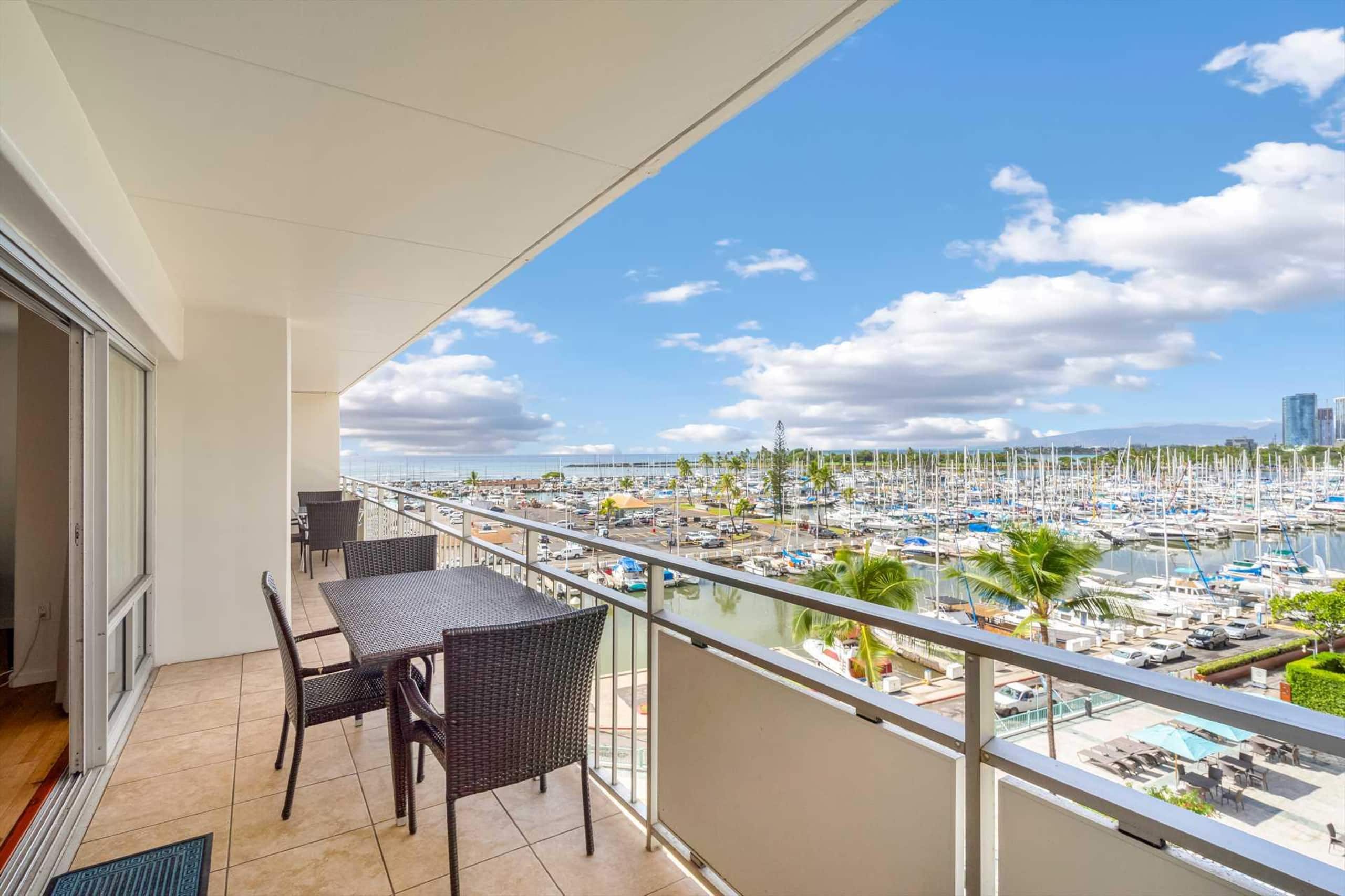 Condo in Honolulu · ★4.55 · 2 bedrooms · 4 beds · 2 private baths - Image 1