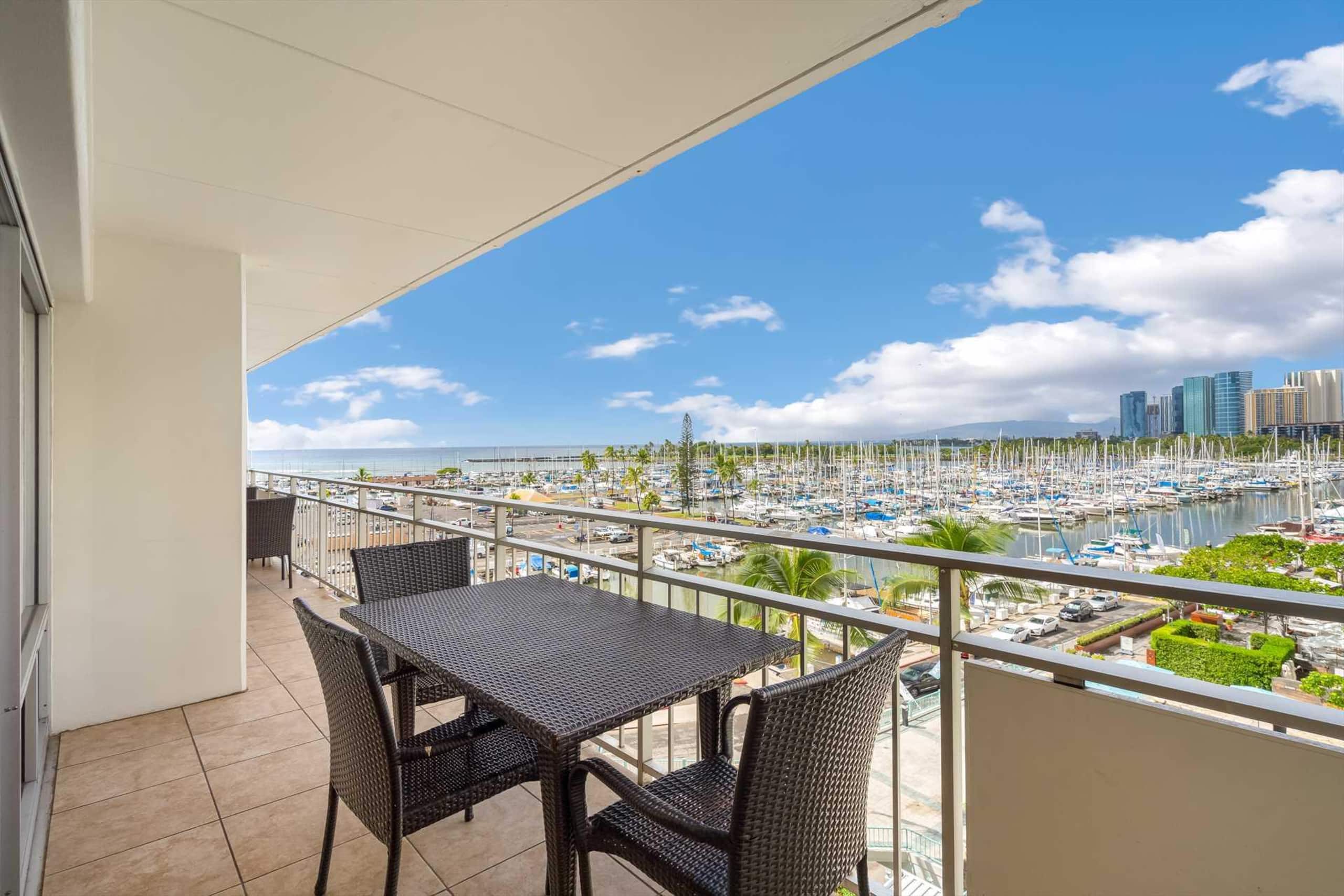 Condo in Honolulu · ★4.55 · 2 bedrooms · 4 beds · 2 private baths - Image 2