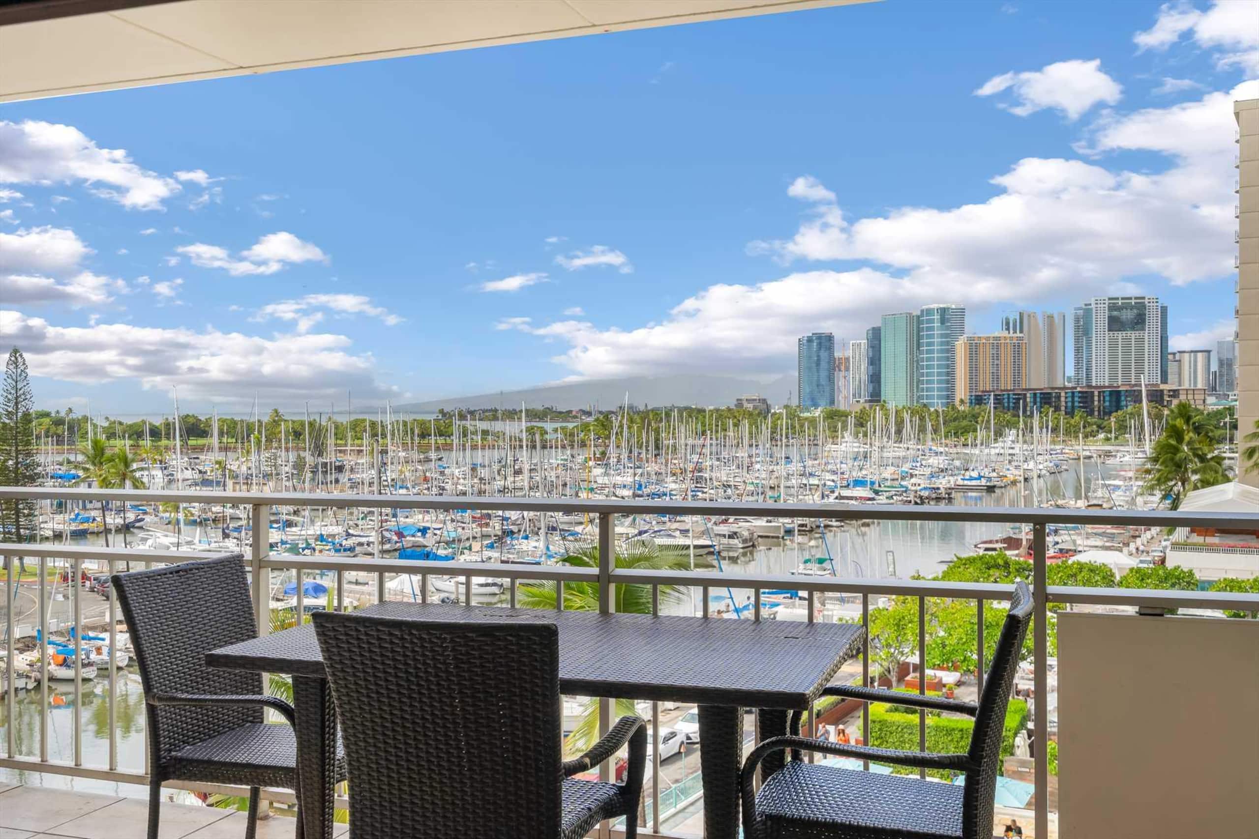 Condo in Honolulu · ★4.55 · 2 bedrooms · 4 beds · 2 private baths - Image 26