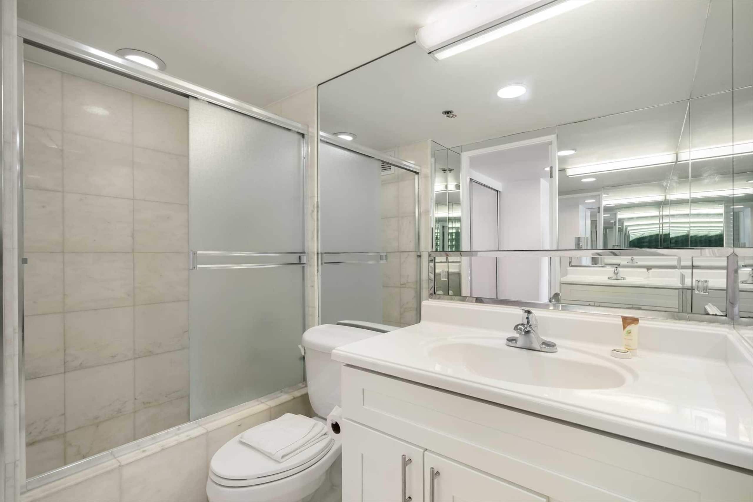 Condo in Honolulu · ★4.55 · 2 bedrooms · 4 beds · 2 private baths - Image 21