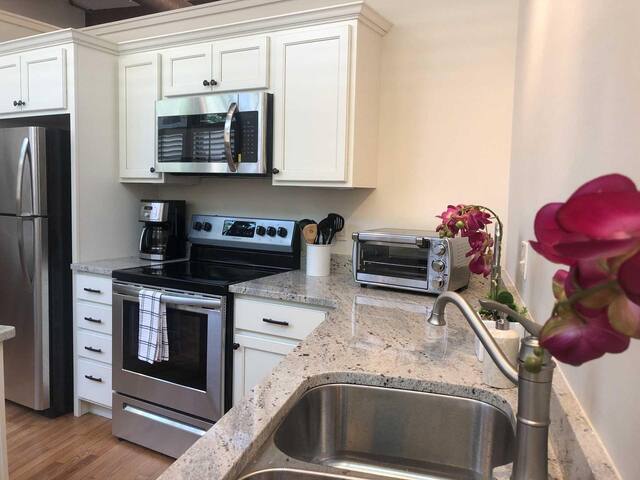 Three bedroom condo in the heart of downtown Ashev gallery image 3