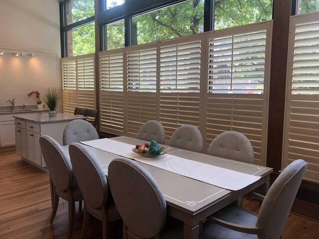 Three bedroom condo in the heart of downtown Ashev gallery image 5