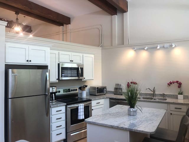 Three bedroom condo in the heart of downtown Ashev