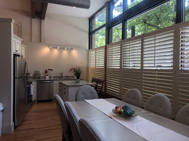 Three bedroom condo in the heart of downtown Ashev gallery image 4