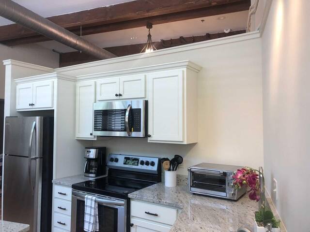 Three bedroom condo in the heart of downtown Ashev gallery image 2