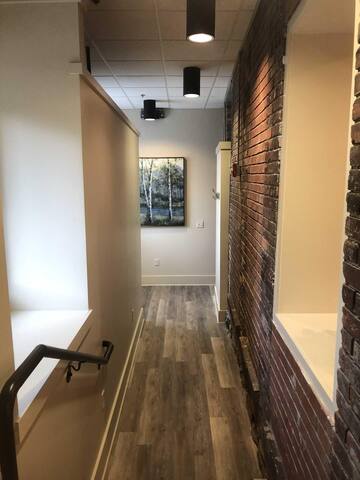 Three bedroom condo in the heart of downtown Ashev gallery image 5