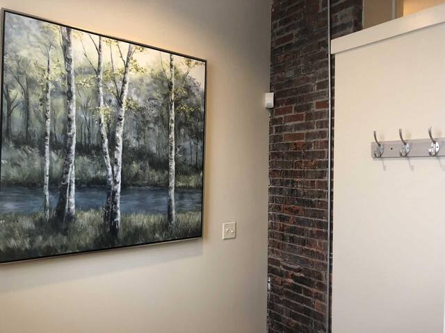 Three bedroom condo in the heart of downtown Ashev gallery image 4