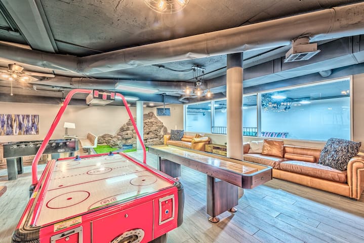 777Rentals – 11BR/11BA – Bowling Villa