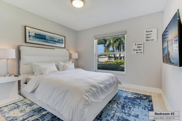 ห้องนอนที่สาม: โคมไฟข้างเตียงช่วยกำจัดความจำเป็นในการรบกวนคนที่นอนอยู่ข้างๆคุณ