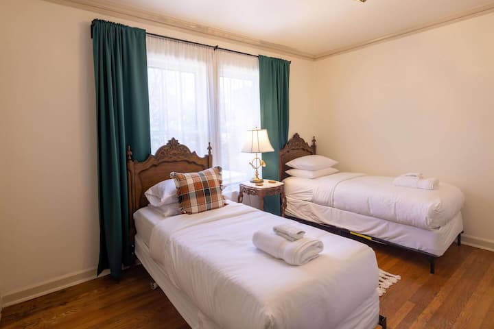 Bedroom 4 w/ two twin-sized beds