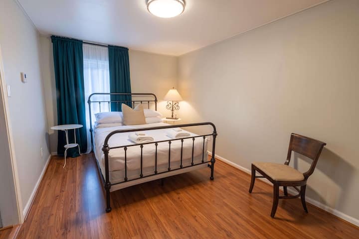 Bedroom 5 w/ queen-sized bed