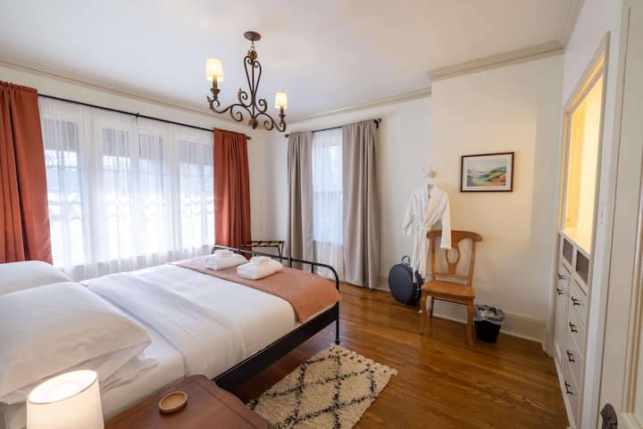 Bedroom 3 w/ king-sized bed