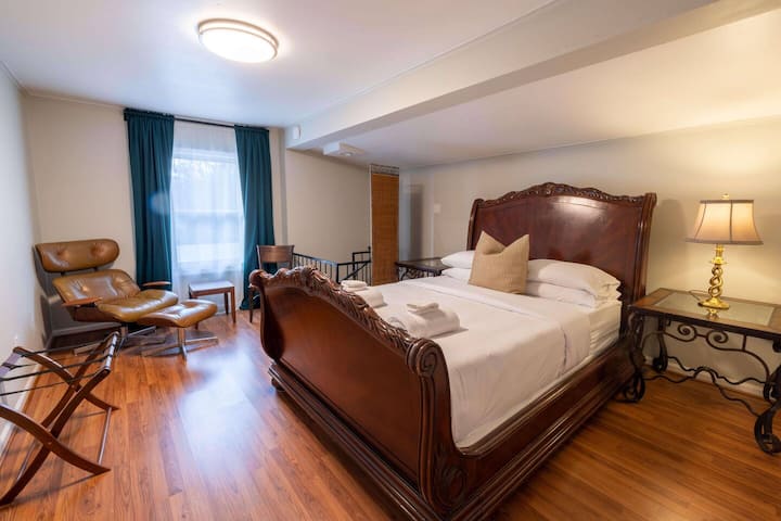 Bedroom 6 w/ queen-sized bed