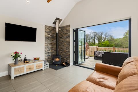 Elm Tree Cottage With Pond View