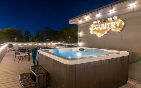 Large Music City Luxury Home *10 Beds* w/ Hot Tub!