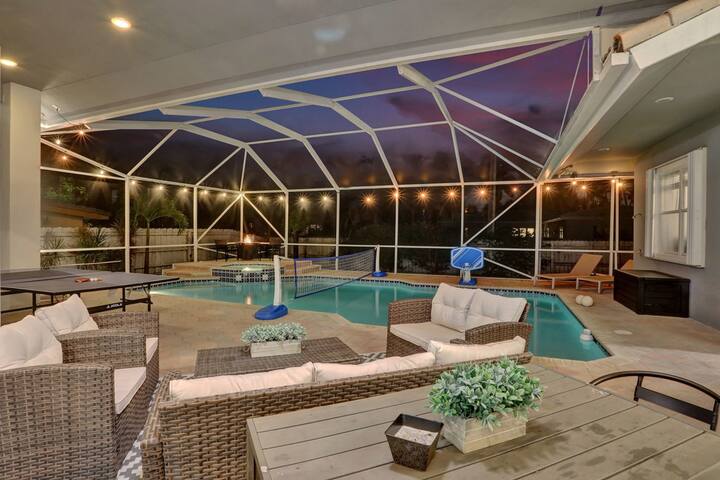 Luxurious 6BR Close to Beach with Pool/Game Room gallery image 3