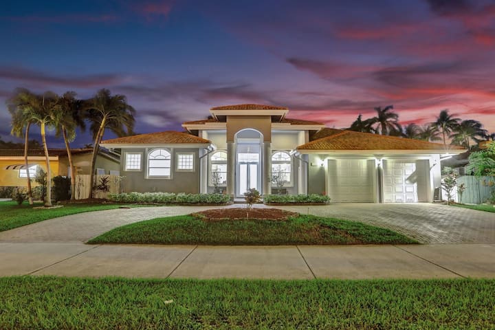 Luxurious 6BR Close to Beach with Pool/Game Room